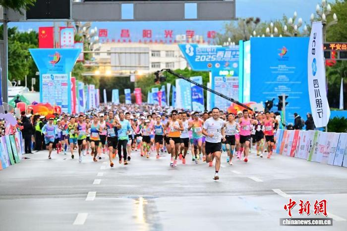 2025西昌邛海湿地马拉松开跑：约1.8万名跑者汇聚
