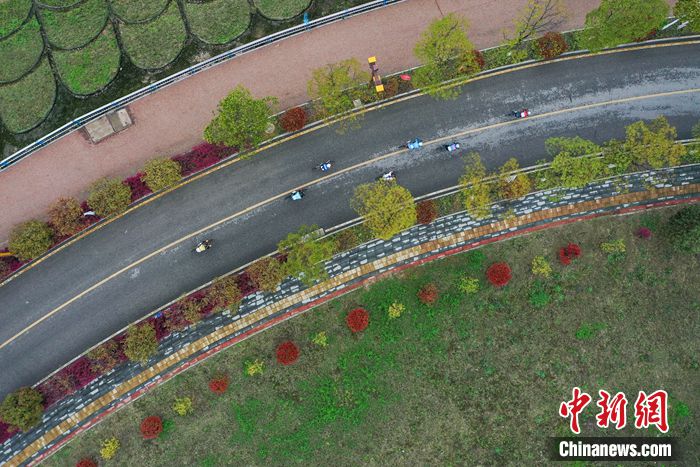 清晨的贵州福泉迎来千余名选手，揭幕第十四届