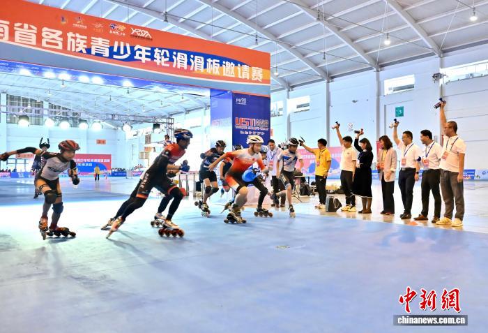 云南各族青少年轮滑滑板邀请赛昆明开赛