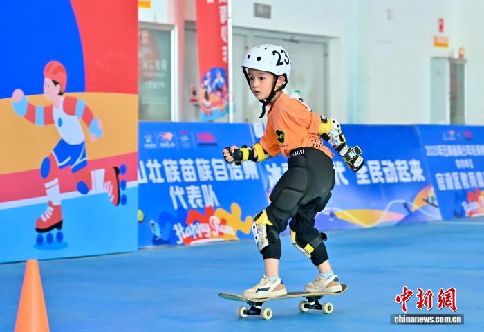 云南各族青少年轮滑滑板邀请赛昆明开赛