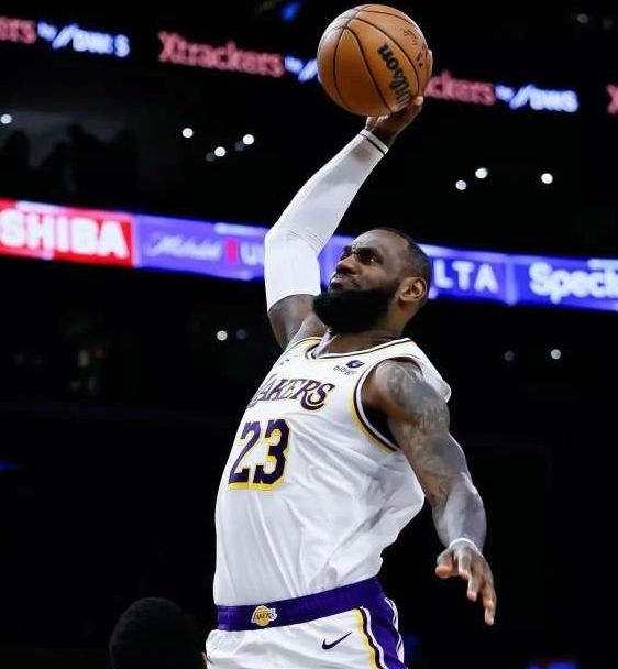 詹姆斯41岁仍领跑快攻得分，转型无球打法挑战季